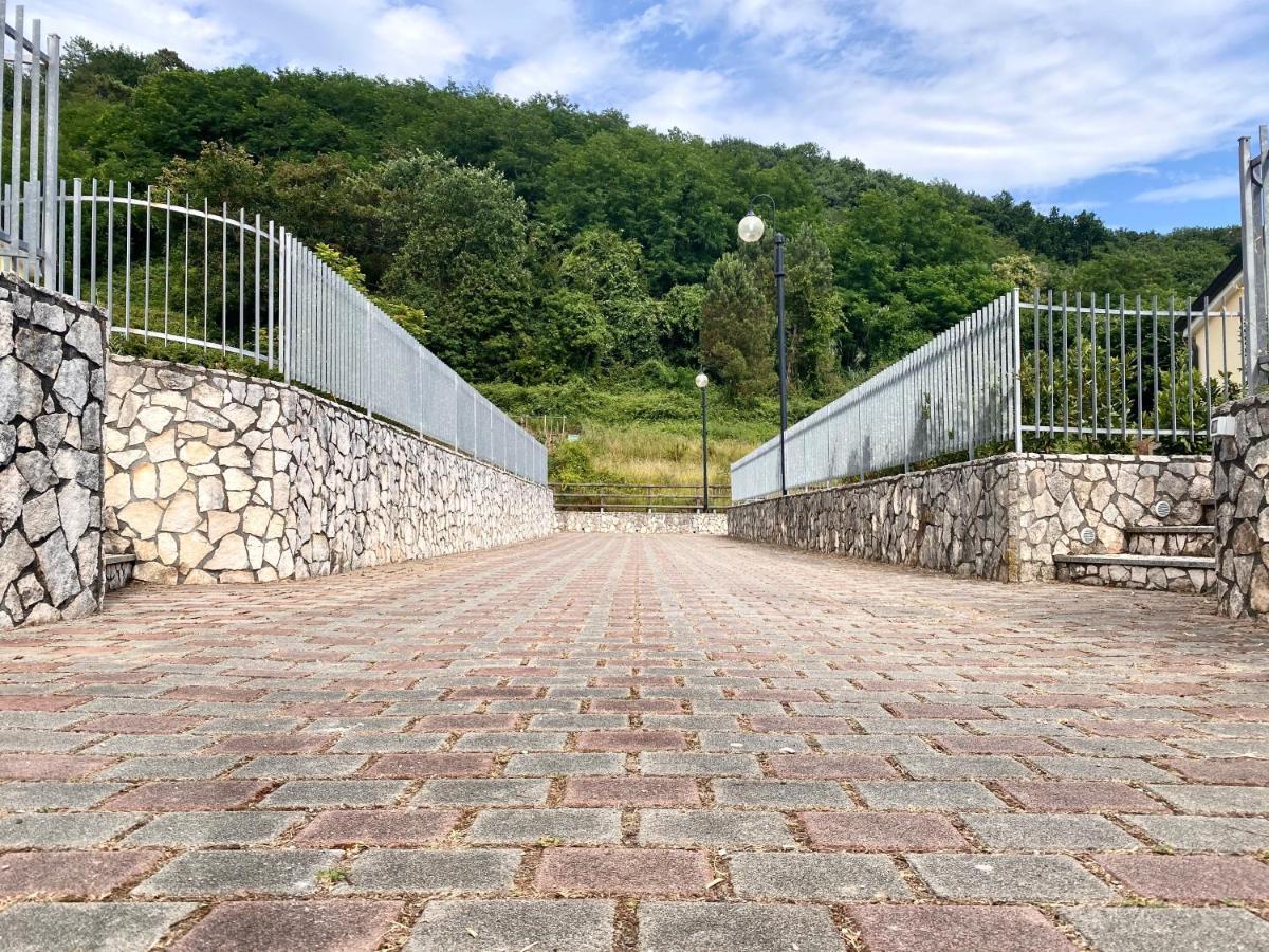 Le Village Сарцана Екстериор снимка